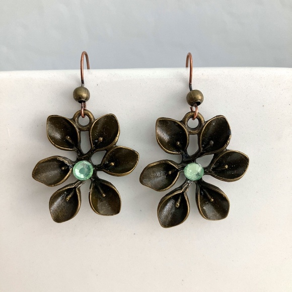 NWOT Antiqued brass bronze tone and green crystal flower earrings - Picture 1 of 3